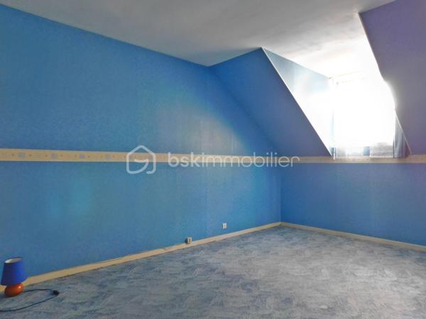 Maison familiale de 100 m² environ, 4 pièces (3 chambres + bureau)

Cette maison  offre un agencement fonctionnel et des volumes agréables. 

Le rez-de-chaussée vous accueil sur une grande entrée desservant la pièce de vie et la cuisine. 

La cuisine peut facilement s'ouvrir sur le salon-séjour, qui donne sur le jardin, offrant un bel enchaînement entre intérieur et extérieur, un toilette et un placard complète ce niveau.

Le garage est accessible depuis la maison et s'ouvre également sur le jardin.

 À l'étage, un palier dessert trois chambres et une salle de bain avec toilette.

 Fenêtres en double vitrage, garage et agencement fonctionnel pour une vie de famille confortable.

Travaux de modernisation à prévoir (cuisine, salle de bain et rafraîchissement général), offrant un excellent potentiel de personnalisation.

La maison bénéficie de la proximité des commerces de proximité   des écoles (maternelle, primaire et collèges)
Les transports en commun locaux (TAO Ligne 2 permettent des liaisons régulières vers Orléans) .

Dans le cadre de votre projet d’acquisition et conformément aux dispositions de la loi ELAN, nous souhaitons vous informer de vos droits avant la visite du bien que vous envisagez. 
Nous vous rappelons que vous avez la possibilité de vous faire accompagner, lors de la visite, par un professionnel de la construction de votre choix (architecte, expert en bâtiment, maître d’œuvre, artisan, etc.). 
Cette démarche peut vous permettre d’obtenir un avis technique éclairé sur l’état du bien, d’identifier d’éventuels travaux à prévoir et de sécuriser votre projet d’acquisition. 
Nous vous remercions de bien vouloir nous informer en amont de la visite si vous souhaitez être accompagné(e), afin de faciliter l’organisation de celle-ci dans les meilleures conditions.


Visite sur rendez-vous. N'attendez plus contactez-moi