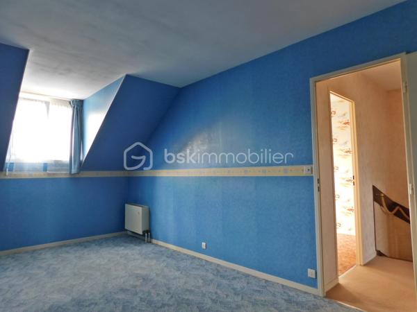 Maison familiale de 100 m² environ, 4 pièces (3 chambres + bureau)

Cette maison  offre un agencement fonctionnel et des volumes agréables. 

Le rez-de-chaussée vous accueil sur une grande entrée desservant la pièce de vie et la cuisine. 

La cuisine peut facilement s'ouvrir sur le salon-séjour, qui donne sur le jardin, offrant un bel enchaînement entre intérieur et extérieur, un toilette et un placard complète ce niveau.

Le garage est accessible depuis la maison et s'ouvre également sur le jardin.

 À l'étage, un palier dessert trois chambres et une salle de bain avec toilette.

 Fenêtres en double vitrage, garage et agencement fonctionnel pour une vie de famille confortable.

Travaux de modernisation à prévoir (cuisine, salle de bain et rafraîchissement général), offrant un excellent potentiel de personnalisation.

La maison bénéficie de la proximité des commerces de proximité   des écoles (maternelle, primaire et collèges)
Les transports en commun locaux (TAO Ligne 2 permettent des liaisons régulières vers Orléans) .

Dans le cadre de votre projet d’acquisition et conformément aux dispositions de la loi ELAN, nous souhaitons vous informer de vos droits avant la visite du bien que vous envisagez. 
Nous vous rappelons que vous avez la possibilité de vous faire accompagner, lors de la visite, par un professionnel de la construction de votre choix (architecte, expert en bâtiment, maître d’œuvre, artisan, etc.). 
Cette démarche peut vous permettre d’obtenir un avis technique éclairé sur l’état du bien, d’identifier d’éventuels travaux à prévoir et de sécuriser votre projet d’acquisition. 
Nous vous remercions de bien vouloir nous informer en amont de la visite si vous souhaitez être accompagné(e), afin de faciliter l’organisation de celle-ci dans les meilleures conditions.


Visite sur rendez-vous. N'attendez plus contactez-moi