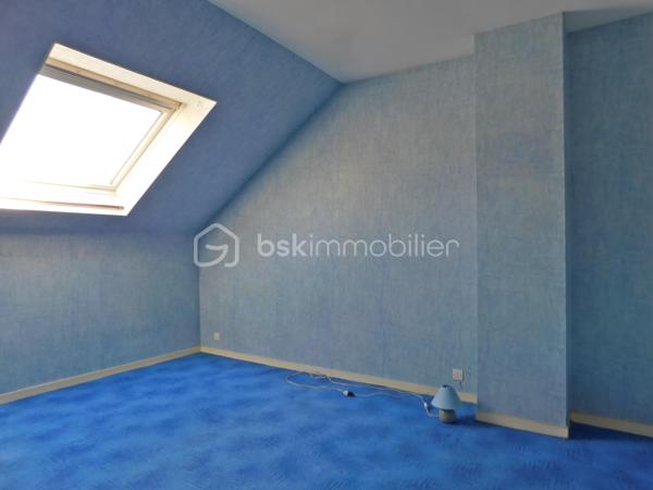 Maison familiale de 100 m² environ, 4 pièces (3 chambres + bureau)

Cette maison  offre un agencement fonctionnel et des volumes agréables. 

Le rez-de-chaussée vous accueil sur une grande entrée desservant la pièce de vie et la cuisine. 

La cuisine peut facilement s'ouvrir sur le salon-séjour, qui donne sur le jardin, offrant un bel enchaînement entre intérieur et extérieur, un toilette et un placard complète ce niveau.

Le garage est accessible depuis la maison et s'ouvre également sur le jardin.

 À l'étage, un palier dessert trois chambres et une salle de bain avec toilette.

 Fenêtres en double vitrage, garage et agencement fonctionnel pour une vie de famille confortable.

Travaux de modernisation à prévoir (cuisine, salle de bain et rafraîchissement général), offrant un excellent potentiel de personnalisation.

La maison bénéficie de la proximité des commerces de proximité   des écoles (maternelle, primaire et collèges)
Les transports en commun locaux (TAO Ligne 2 permettent des liaisons régulières vers Orléans) .

Dans le cadre de votre projet d’acquisition et conformément aux dispositions de la loi ELAN, nous souhaitons vous informer de vos droits avant la visite du bien que vous envisagez. 
Nous vous rappelons que vous avez la possibilité de vous faire accompagner, lors de la visite, par un professionnel de la construction de votre choix (architecte, expert en bâtiment, maître d’œuvre, artisan, etc.). 
Cette démarche peut vous permettre d’obtenir un avis technique éclairé sur l’état du bien, d’identifier d’éventuels travaux à prévoir et de sécuriser votre projet d’acquisition. 
Nous vous remercions de bien vouloir nous informer en amont de la visite si vous souhaitez être accompagné(e), afin de faciliter l’organisation de celle-ci dans les meilleures conditions.


Visite sur rendez-vous. N'attendez plus contactez-moi