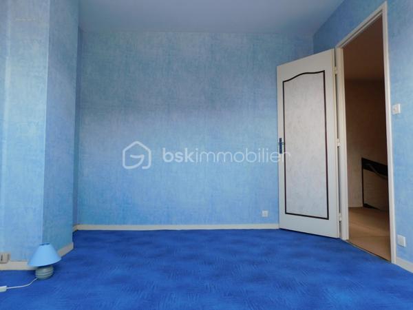 Maison familiale de 100 m² environ, 4 pièces (3 chambres + bureau)

Cette maison  offre un agencement fonctionnel et des volumes agréables. 

Le rez-de-chaussée vous accueil sur une grande entrée desservant la pièce de vie et la cuisine. 

La cuisine peut facilement s'ouvrir sur le salon-séjour, qui donne sur le jardin, offrant un bel enchaînement entre intérieur et extérieur, un toilette et un placard complète ce niveau.

Le garage est accessible depuis la maison et s'ouvre également sur le jardin.

 À l'étage, un palier dessert trois chambres et une salle de bain avec toilette.

 Fenêtres en double vitrage, garage et agencement fonctionnel pour une vie de famille confortable.

Travaux de modernisation à prévoir (cuisine, salle de bain et rafraîchissement général), offrant un excellent potentiel de personnalisation.

La maison bénéficie de la proximité des commerces de proximité   des écoles (maternelle, primaire et collèges)
Les transports en commun locaux (TAO Ligne 2 permettent des liaisons régulières vers Orléans) .

Dans le cadre de votre projet d’acquisition et conformément aux dispositions de la loi ELAN, nous souhaitons vous informer de vos droits avant la visite du bien que vous envisagez. 
Nous vous rappelons que vous avez la possibilité de vous faire accompagner, lors de la visite, par un professionnel de la construction de votre choix (architecte, expert en bâtiment, maître d’œuvre, artisan, etc.). 
Cette démarche peut vous permettre d’obtenir un avis technique éclairé sur l’état du bien, d’identifier d’éventuels travaux à prévoir et de sécuriser votre projet d’acquisition. 
Nous vous remercions de bien vouloir nous informer en amont de la visite si vous souhaitez être accompagné(e), afin de faciliter l’organisation de celle-ci dans les meilleures conditions.


Visite sur rendez-vous. N'attendez plus contactez-moi