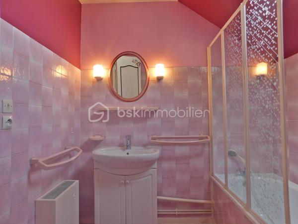 Maison familiale de 100 m² environ, 4 pièces (3 chambres + bureau)

Cette maison  offre un agencement fonctionnel et des volumes agréables. 

Le rez-de-chaussée vous accueil sur une grande entrée desservant la pièce de vie et la cuisine. 

La cuisine peut facilement s'ouvrir sur le salon-séjour, qui donne sur le jardin, offrant un bel enchaînement entre intérieur et extérieur, un toilette et un placard complète ce niveau.

Le garage est accessible depuis la maison et s'ouvre également sur le jardin.

 À l'étage, un palier dessert trois chambres et une salle de bain avec toilette.

 Fenêtres en double vitrage, garage et agencement fonctionnel pour une vie de famille confortable.

Travaux de modernisation à prévoir (cuisine, salle de bain et rafraîchissement général), offrant un excellent potentiel de personnalisation.

La maison bénéficie de la proximité des commerces de proximité   des écoles (maternelle, primaire et collèges)
Les transports en commun locaux (TAO Ligne 2 permettent des liaisons régulières vers Orléans) .

Dans le cadre de votre projet d’acquisition et conformément aux dispositions de la loi ELAN, nous souhaitons vous informer de vos droits avant la visite du bien que vous envisagez. 
Nous vous rappelons que vous avez la possibilité de vous faire accompagner, lors de la visite, par un professionnel de la construction de votre choix (architecte, expert en bâtiment, maître d’œuvre, artisan, etc.). 
Cette démarche peut vous permettre d’obtenir un avis technique éclairé sur l’état du bien, d’identifier d’éventuels travaux à prévoir et de sécuriser votre projet d’acquisition. 
Nous vous remercions de bien vouloir nous informer en amont de la visite si vous souhaitez être accompagné(e), afin de faciliter l’organisation de celle-ci dans les meilleures conditions.


Visite sur rendez-vous. N'attendez plus contactez-moi
