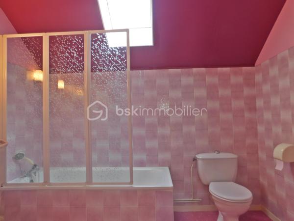Maison familiale de 100 m² environ, 4 pièces (3 chambres + bureau)

Cette maison  offre un agencement fonctionnel et des volumes agréables. 

Le rez-de-chaussée vous accueil sur une grande entrée desservant la pièce de vie et la cuisine. 

La cuisine peut facilement s'ouvrir sur le salon-séjour, qui donne sur le jardin, offrant un bel enchaînement entre intérieur et extérieur, un toilette et un placard complète ce niveau.

Le garage est accessible depuis la maison et s'ouvre également sur le jardin.

 À l'étage, un palier dessert trois chambres et une salle de bain avec toilette.

 Fenêtres en double vitrage, garage et agencement fonctionnel pour une vie de famille confortable.

Travaux de modernisation à prévoir (cuisine, salle de bain et rafraîchissement général), offrant un excellent potentiel de personnalisation.

La maison bénéficie de la proximité des commerces de proximité   des écoles (maternelle, primaire et collèges)
Les transports en commun locaux (TAO Ligne 2 permettent des liaisons régulières vers Orléans) .

Dans le cadre de votre projet d’acquisition et conformément aux dispositions de la loi ELAN, nous souhaitons vous informer de vos droits avant la visite du bien que vous envisagez. 
Nous vous rappelons que vous avez la possibilité de vous faire accompagner, lors de la visite, par un professionnel de la construction de votre choix (architecte, expert en bâtiment, maître d’œuvre, artisan, etc.). 
Cette démarche peut vous permettre d’obtenir un avis technique éclairé sur l’état du bien, d’identifier d’éventuels travaux à prévoir et de sécuriser votre projet d’acquisition. 
Nous vous remercions de bien vouloir nous informer en amont de la visite si vous souhaitez être accompagné(e), afin de faciliter l’organisation de celle-ci dans les meilleures conditions.


Visite sur rendez-vous. N'attendez plus contactez-moi