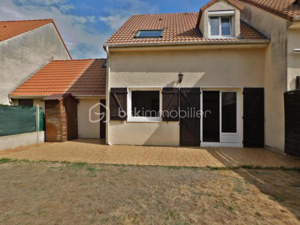 Maison familiale de 100 m² environ, 4 pièces (3 chambres + bureau)

Cette maison  offre un agencement fonctionnel et des volumes agréables. 

Le rez-de-chaussée vous accueil sur une grande entrée desservant la pièce de vie et la cuisine. 

La cuisine peut facilement s'ouvrir sur le salon-séjour, qui donne sur le jardin, offrant un bel enchaînement entre intérieur et extérieur, un toilette et un placard complète ce niveau.

Le garage est accessible depuis la maison et s'ouvre également sur le jardin.

 À l'étage, un palier dessert trois chambres et une salle de bain avec toilette.

 Fenêtres en double vitrage, garage et agencement fonctionnel pour une vie de famille confortable.

Travaux de modernisation à prévoir (cuisine, salle de bain et rafraîchissement général), offrant un excellent potentiel de personnalisation.

La maison bénéficie de la proximité des commerces de proximité   des écoles (maternelle, primaire et collèges)
Les transports en commun locaux (TAO Ligne 2 permettent des liaisons régulières vers Orléans) .

Dans le cadre de votre projet d’acquisition et conformément aux dispositions de la loi ELAN, nous souhaitons vous informer de vos droits avant la visite du bien que vous envisagez. 
Nous vous rappelons que vous avez la possibilité de vous faire accompagner, lors de la visite, par un professionnel de la construction de votre choix (architecte, expert en bâtiment, maître d’œuvre, artisan, etc.). 
Cette démarche peut vous permettre d’obtenir un avis technique éclairé sur l’état du bien, d’identifier d’éventuels travaux à prévoir et de sécuriser votre projet d’acquisition. 
Nous vous remercions de bien vouloir nous informer en amont de la visite si vous souhaitez être accompagné(e), afin de faciliter l’organisation de celle-ci dans les meilleures conditions.


Visite sur rendez-vous. N'attendez plus contactez-moi