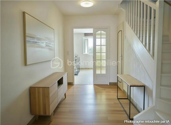 Maison familiale de 100 m² environ, 4 pièces (3 chambres + bureau)

Cette maison  offre un agencement fonctionnel et des volumes agréables. 

Le rez-de-chaussée vous accueil sur une grande entrée desservant la pièce de vie et la cuisine. 

La cuisine peut facilement s'ouvrir sur le salon-séjour, qui donne sur le jardin, offrant un bel enchaînement entre intérieur et extérieur, un toilette et un placard complète ce niveau.

Le garage est accessible depuis la maison et s'ouvre également sur le jardin.

 À l'étage, un palier dessert trois chambres et une salle de bain avec toilette.

 Fenêtres en double vitrage, garage et agencement fonctionnel pour une vie de famille confortable.

Travaux de modernisation à prévoir (cuisine, salle de bain et rafraîchissement général), offrant un excellent potentiel de personnalisation.

La maison bénéficie de la proximité des commerces de proximité   des écoles (maternelle, primaire et collèges)
Les transports en commun locaux (TAO Ligne 2 permettent des liaisons régulières vers Orléans) .

Dans le cadre de votre projet d’acquisition et conformément aux dispositions de la loi ELAN, nous souhaitons vous informer de vos droits avant la visite du bien que vous envisagez. 
Nous vous rappelons que vous avez la possibilité de vous faire accompagner, lors de la visite, par un professionnel de la construction de votre choix (architecte, expert en bâtiment, maître d’œuvre, artisan, etc.). 
Cette démarche peut vous permettre d’obtenir un avis technique éclairé sur l’état du bien, d’identifier d’éventuels travaux à prévoir et de sécuriser votre projet d’acquisition. 
Nous vous remercions de bien vouloir nous informer en amont de la visite si vous souhaitez être accompagné(e), afin de faciliter l’organisation de celle-ci dans les meilleures conditions.


Visite sur rendez-vous. N'attendez plus contactez-moi