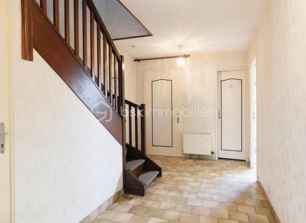 Maison familiale de 100 m² environ, 4 pièces (3 chambres + bureau)

Cette maison  offre un agencement fonctionnel et des volumes agréables. 

Le rez-de-chaussée vous accueil sur une grande entrée desservant la pièce de vie et la cuisine. 

La cuisine peut facilement s'ouvrir sur le salon-séjour, qui donne sur le jardin, offrant un bel enchaînement entre intérieur et extérieur, un toilette et un placard complète ce niveau.

Le garage est accessible depuis la maison et s'ouvre également sur le jardin.

 À l'étage, un palier dessert trois chambres et une salle de bain avec toilette.

 Fenêtres en double vitrage, garage et agencement fonctionnel pour une vie de famille confortable.

Travaux de modernisation à prévoir (cuisine, salle de bain et rafraîchissement général), offrant un excellent potentiel de personnalisation.

La maison bénéficie de la proximité des commerces de proximité   des écoles (maternelle, primaire et collèges)
Les transports en commun locaux (TAO Ligne 2 permettent des liaisons régulières vers Orléans) .

Dans le cadre de votre projet d’acquisition et conformément aux dispositions de la loi ELAN, nous souhaitons vous informer de vos droits avant la visite du bien que vous envisagez. 
Nous vous rappelons que vous avez la possibilité de vous faire accompagner, lors de la visite, par un professionnel de la construction de votre choix (architecte, expert en bâtiment, maître d’œuvre, artisan, etc.). 
Cette démarche peut vous permettre d’obtenir un avis technique éclairé sur l’état du bien, d’identifier d’éventuels travaux à prévoir et de sécuriser votre projet d’acquisition. 
Nous vous remercions de bien vouloir nous informer en amont de la visite si vous souhaitez être accompagné(e), afin de faciliter l’organisation de celle-ci dans les meilleures conditions.


Visite sur rendez-vous. N'attendez plus contactez-moi