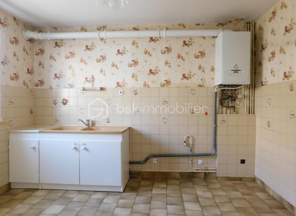 Maison familiale de 100 m² environ, 4 pièces (3 chambres + bureau)

Cette maison  offre un agencement fonctionnel et des volumes agréables. 

Le rez-de-chaussée vous accueil sur une grande entrée desservant la pièce de vie et la cuisine. 

La cuisine peut facilement s'ouvrir sur le salon-séjour, qui donne sur le jardin, offrant un bel enchaînement entre intérieur et extérieur, un toilette et un placard complète ce niveau.

Le garage est accessible depuis la maison et s'ouvre également sur le jardin.

 À l'étage, un palier dessert trois chambres et une salle de bain avec toilette.

 Fenêtres en double vitrage, garage et agencement fonctionnel pour une vie de famille confortable.

Travaux de modernisation à prévoir (cuisine, salle de bain et rafraîchissement général), offrant un excellent potentiel de personnalisation.

La maison bénéficie de la proximité des commerces de proximité   des écoles (maternelle, primaire et collèges)
Les transports en commun locaux (TAO Ligne 2 permettent des liaisons régulières vers Orléans) .

Dans le cadre de votre projet d’acquisition et conformément aux dispositions de la loi ELAN, nous souhaitons vous informer de vos droits avant la visite du bien que vous envisagez. 
Nous vous rappelons que vous avez la possibilité de vous faire accompagner, lors de la visite, par un professionnel de la construction de votre choix (architecte, expert en bâtiment, maître d’œuvre, artisan, etc.). 
Cette démarche peut vous permettre d’obtenir un avis technique éclairé sur l’état du bien, d’identifier d’éventuels travaux à prévoir et de sécuriser votre projet d’acquisition. 
Nous vous remercions de bien vouloir nous informer en amont de la visite si vous souhaitez être accompagné(e), afin de faciliter l’organisation de celle-ci dans les meilleures conditions.


Visite sur rendez-vous. N'attendez plus contactez-moi