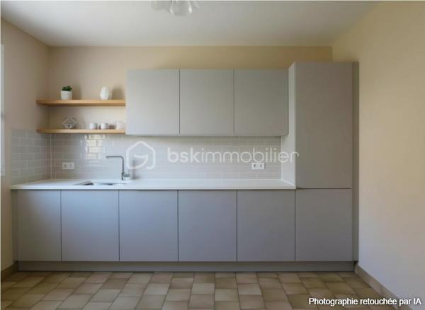 Maison familiale de 100 m² environ, 4 pièces (3 chambres + bureau)

Cette maison  offre un agencement fonctionnel et des volumes agréables. 

Le rez-de-chaussée vous accueil sur une grande entrée desservant la pièce de vie et la cuisine. 

La cuisine peut facilement s'ouvrir sur le salon-séjour, qui donne sur le jardin, offrant un bel enchaînement entre intérieur et extérieur, un toilette et un placard complète ce niveau.

Le garage est accessible depuis la maison et s'ouvre également sur le jardin.

 À l'étage, un palier dessert trois chambres et une salle de bain avec toilette.

 Fenêtres en double vitrage, garage et agencement fonctionnel pour une vie de famille confortable.

Travaux de modernisation à prévoir (cuisine, salle de bain et rafraîchissement général), offrant un excellent potentiel de personnalisation.

La maison bénéficie de la proximité des commerces de proximité   des écoles (maternelle, primaire et collèges)
Les transports en commun locaux (TAO Ligne 2 permettent des liaisons régulières vers Orléans) .

Dans le cadre de votre projet d’acquisition et conformément aux dispositions de la loi ELAN, nous souhaitons vous informer de vos droits avant la visite du bien que vous envisagez. 
Nous vous rappelons que vous avez la possibilité de vous faire accompagner, lors de la visite, par un professionnel de la construction de votre choix (architecte, expert en bâtiment, maître d’œuvre, artisan, etc.). 
Cette démarche peut vous permettre d’obtenir un avis technique éclairé sur l’état du bien, d’identifier d’éventuels travaux à prévoir et de sécuriser votre projet d’acquisition. 
Nous vous remercions de bien vouloir nous informer en amont de la visite si vous souhaitez être accompagné(e), afin de faciliter l’organisation de celle-ci dans les meilleures conditions.


Visite sur rendez-vous. N'attendez plus contactez-moi