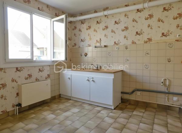 Maison familiale de 100 m² environ, 4 pièces (3 chambres + bureau)

Cette maison  offre un agencement fonctionnel et des volumes agréables. 

Le rez-de-chaussée vous accueil sur une grande entrée desservant la pièce de vie et la cuisine. 

La cuisine peut facilement s'ouvrir sur le salon-séjour, qui donne sur le jardin, offrant un bel enchaînement entre intérieur et extérieur, un toilette et un placard complète ce niveau.

Le garage est accessible depuis la maison et s'ouvre également sur le jardin.

 À l'étage, un palier dessert trois chambres et une salle de bain avec toilette.

 Fenêtres en double vitrage, garage et agencement fonctionnel pour une vie de famille confortable.

Travaux de modernisation à prévoir (cuisine, salle de bain et rafraîchissement général), offrant un excellent potentiel de personnalisation.

La maison bénéficie de la proximité des commerces de proximité   des écoles (maternelle, primaire et collèges)
Les transports en commun locaux (TAO Ligne 2 permettent des liaisons régulières vers Orléans) .

Dans le cadre de votre projet d’acquisition et conformément aux dispositions de la loi ELAN, nous souhaitons vous informer de vos droits avant la visite du bien que vous envisagez. 
Nous vous rappelons que vous avez la possibilité de vous faire accompagner, lors de la visite, par un professionnel de la construction de votre choix (architecte, expert en bâtiment, maître d’œuvre, artisan, etc.). 
Cette démarche peut vous permettre d’obtenir un avis technique éclairé sur l’état du bien, d’identifier d’éventuels travaux à prévoir et de sécuriser votre projet d’acquisition. 
Nous vous remercions de bien vouloir nous informer en amont de la visite si vous souhaitez être accompagné(e), afin de faciliter l’organisation de celle-ci dans les meilleures conditions.


Visite sur rendez-vous. N'attendez plus contactez-moi