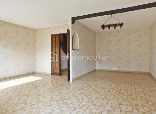 Maison familiale de 100 m² environ, 4 pièces (3 chambres + bureau)

Cette maison  offre un agencement fonctionnel et des volumes agréables. 

Le rez-de-chaussée vous accueil sur une grande entrée desservant la pièce de vie et la cuisine. 

La cuisine peut facilement s'ouvrir sur le salon-séjour, qui donne sur le jardin, offrant un bel enchaînement entre intérieur et extérieur, un toilette et un placard complète ce niveau.

Le garage est accessible depuis la maison et s'ouvre également sur le jardin.

 À l'étage, un palier dessert trois chambres et une salle de bain avec toilette.

 Fenêtres en double vitrage, garage et agencement fonctionnel pour une vie de famille confortable.

Travaux de modernisation à prévoir (cuisine, salle de bain et rafraîchissement général), offrant un excellent potentiel de personnalisation.

La maison bénéficie de la proximité des commerces de proximité   des écoles (maternelle, primaire et collèges)
Les transports en commun locaux (TAO Ligne 2 permettent des liaisons régulières vers Orléans) .

Dans le cadre de votre projet d’acquisition et conformément aux dispositions de la loi ELAN, nous souhaitons vous informer de vos droits avant la visite du bien que vous envisagez. 
Nous vous rappelons que vous avez la possibilité de vous faire accompagner, lors de la visite, par un professionnel de la construction de votre choix (architecte, expert en bâtiment, maître d’œuvre, artisan, etc.). 
Cette démarche peut vous permettre d’obtenir un avis technique éclairé sur l’état du bien, d’identifier d’éventuels travaux à prévoir et de sécuriser votre projet d’acquisition. 
Nous vous remercions de bien vouloir nous informer en amont de la visite si vous souhaitez être accompagné(e), afin de faciliter l’organisation de celle-ci dans les meilleures conditions.


Visite sur rendez-vous. N'attendez plus contactez-moi