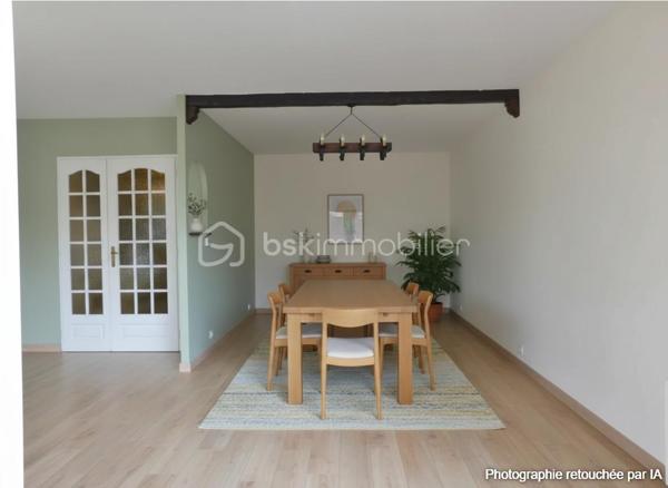 Maison familiale de 100 m² environ, 4 pièces (3 chambres + bureau)

Cette maison  offre un agencement fonctionnel et des volumes agréables. 

Le rez-de-chaussée vous accueil sur une grande entrée desservant la pièce de vie et la cuisine. 

La cuisine peut facilement s'ouvrir sur le salon-séjour, qui donne sur le jardin, offrant un bel enchaînement entre intérieur et extérieur, un toilette et un placard complète ce niveau.

Le garage est accessible depuis la maison et s'ouvre également sur le jardin.

 À l'étage, un palier dessert trois chambres et une salle de bain avec toilette.

 Fenêtres en double vitrage, garage et agencement fonctionnel pour une vie de famille confortable.

Travaux de modernisation à prévoir (cuisine, salle de bain et rafraîchissement général), offrant un excellent potentiel de personnalisation.

La maison bénéficie de la proximité des commerces de proximité   des écoles (maternelle, primaire et collèges)
Les transports en commun locaux (TAO Ligne 2 permettent des liaisons régulières vers Orléans) .

Dans le cadre de votre projet d’acquisition et conformément aux dispositions de la loi ELAN, nous souhaitons vous informer de vos droits avant la visite du bien que vous envisagez. 
Nous vous rappelons que vous avez la possibilité de vous faire accompagner, lors de la visite, par un professionnel de la construction de votre choix (architecte, expert en bâtiment, maître d’œuvre, artisan, etc.). 
Cette démarche peut vous permettre d’obtenir un avis technique éclairé sur l’état du bien, d’identifier d’éventuels travaux à prévoir et de sécuriser votre projet d’acquisition. 
Nous vous remercions de bien vouloir nous informer en amont de la visite si vous souhaitez être accompagné(e), afin de faciliter l’organisation de celle-ci dans les meilleures conditions.


Visite sur rendez-vous. N'attendez plus contactez-moi