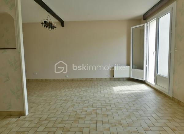 Maison familiale de 100 m² environ, 4 pièces (3 chambres + bureau)

Cette maison  offre un agencement fonctionnel et des volumes agréables. 

Le rez-de-chaussée vous accueil sur une grande entrée desservant la pièce de vie et la cuisine. 

La cuisine peut facilement s'ouvrir sur le salon-séjour, qui donne sur le jardin, offrant un bel enchaînement entre intérieur et extérieur, un toilette et un placard complète ce niveau.

Le garage est accessible depuis la maison et s'ouvre également sur le jardin.

 À l'étage, un palier dessert trois chambres et une salle de bain avec toilette.

 Fenêtres en double vitrage, garage et agencement fonctionnel pour une vie de famille confortable.

Travaux de modernisation à prévoir (cuisine, salle de bain et rafraîchissement général), offrant un excellent potentiel de personnalisation.

La maison bénéficie de la proximité des commerces de proximité   des écoles (maternelle, primaire et collèges)
Les transports en commun locaux (TAO Ligne 2 permettent des liaisons régulières vers Orléans) .

Dans le cadre de votre projet d’acquisition et conformément aux dispositions de la loi ELAN, nous souhaitons vous informer de vos droits avant la visite du bien que vous envisagez. 
Nous vous rappelons que vous avez la possibilité de vous faire accompagner, lors de la visite, par un professionnel de la construction de votre choix (architecte, expert en bâtiment, maître d’œuvre, artisan, etc.). 
Cette démarche peut vous permettre d’obtenir un avis technique éclairé sur l’état du bien, d’identifier d’éventuels travaux à prévoir et de sécuriser votre projet d’acquisition. 
Nous vous remercions de bien vouloir nous informer en amont de la visite si vous souhaitez être accompagné(e), afin de faciliter l’organisation de celle-ci dans les meilleures conditions.


Visite sur rendez-vous. N'attendez plus contactez-moi