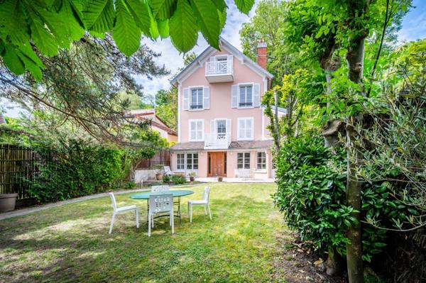 En bordure du Parc de Saint-Cloud, maison 5 chambres avec jardin et dépendance.