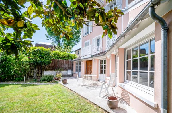 En bordure du Parc de Saint-Cloud, maison 5 chambres avec jardin et dépendance.