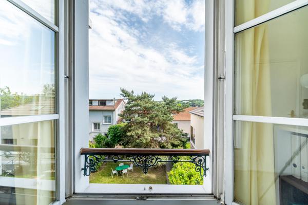 En bordure du Parc de Saint-Cloud, maison 5 chambres avec jardin et dépendance.