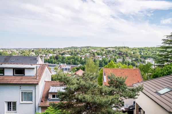 En bordure du Parc de Saint-Cloud, maison 5 chambres avec jardin et dépendance.