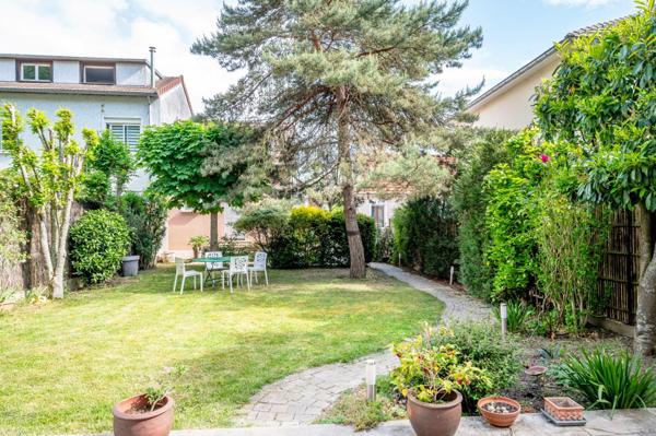 En bordure du Parc de Saint-Cloud, maison 5 chambres avec jardin et dépendance.