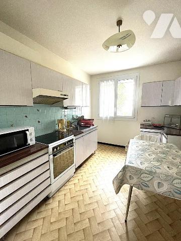 A VENDRE - REZE - Chateau - Proche TRAM - Au RDC surelevé - Appartement T3 d'env 61.83m² et cave