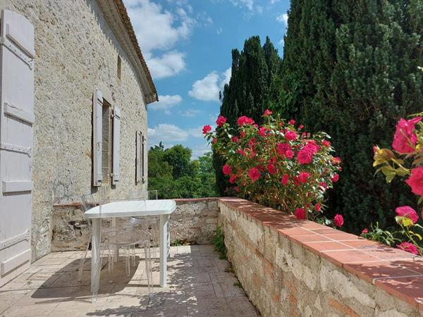 AGEN Nord : Demeure du 18ème  920 m² avec Dépendances - Grange - Ecurie- Piscine- Parc et terres 8 ha