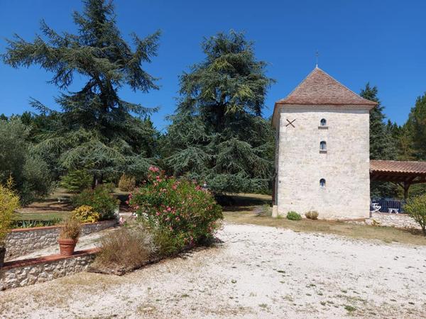 AGEN Nord : Demeure du 18ème  920 m² avec Dépendances - Grange - Ecurie- Piscine- Parc et terres 8 ha