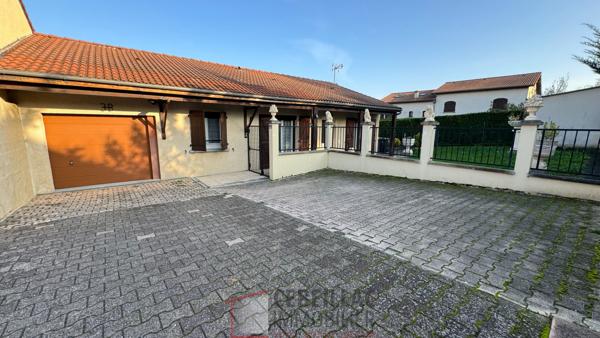 Maison de plain-pied avec garage, atelier et jardin