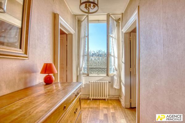 Versailles Notre-Dame place Hoche Appartement 4 pièces 80.83 m² carrez situé au 3ème étage d'un immeuble 18ème. €624 000 ** - Référence 27630