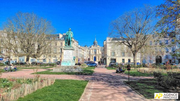 Versailles Notre-Dame place Hoche Appartement 4 pièces 80.83 m² carrez situé au 3ème étage d'un immeuble 18ème. €624 000 ** - Référence 27630