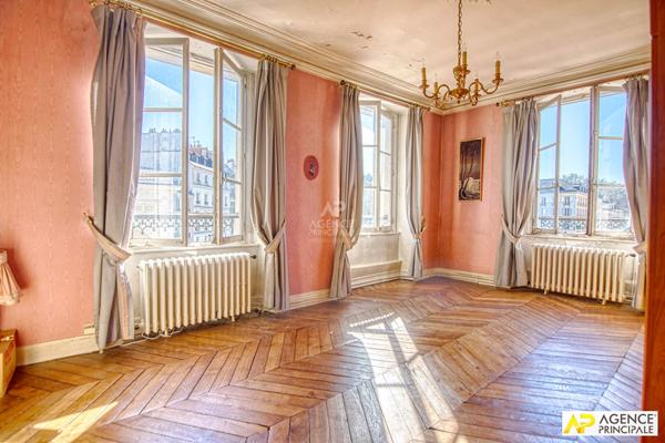 Versailles Notre-Dame place Hoche Appartement 4 pièces 80.83 m² carrez situé au 3ème étage d'un immeuble 18ème. €624 000 ** - Référence 27630