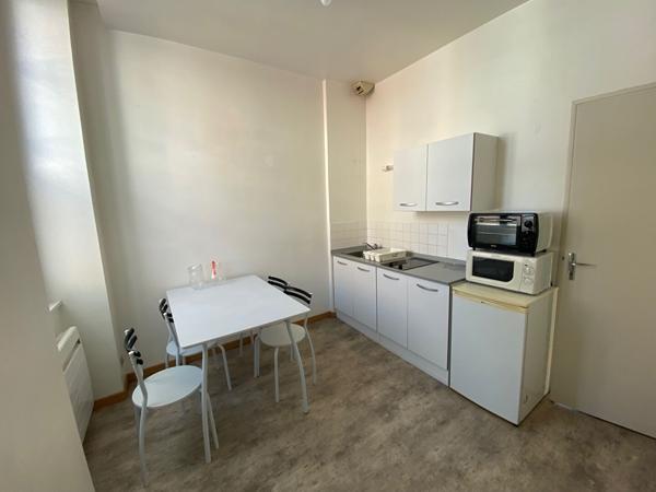 LAVAL appt T1bis meublé de 21,35m²
