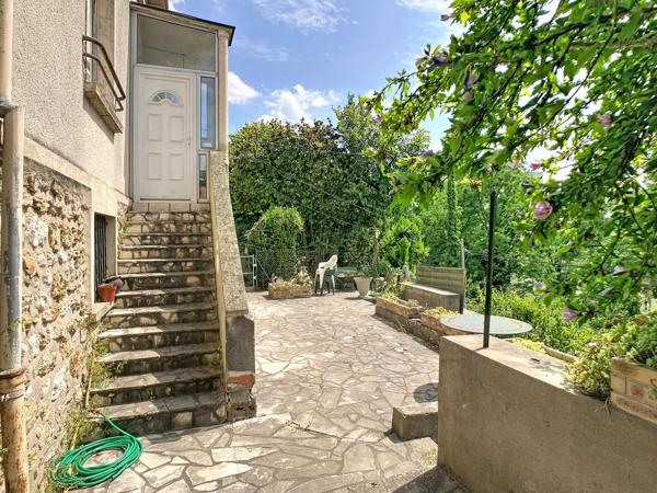 Maison sur sous sol avec jardin