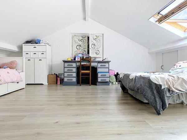 Maison sur sous sol avec jardin