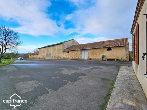 Authentique corps de ferme avec terres et nombreuses dépendances + de 40 hectares –ARGENTONNAY
