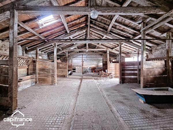 Authentique corps de ferme avec terres et nombreuses dépendances + de 40 hectares –ARGENTONNAY