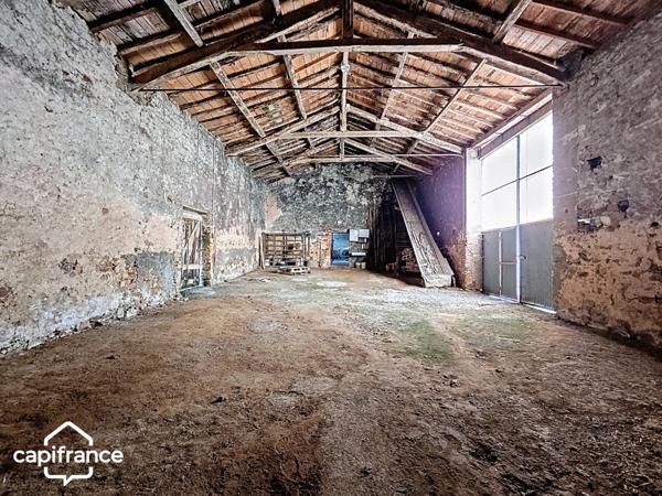 Authentique corps de ferme avec terres et nombreuses dépendances + de 40 hectares –ARGENTONNAY