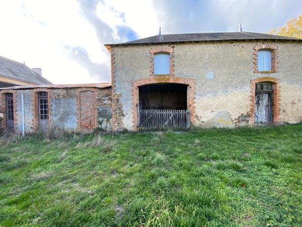 Authentique corps de ferme avec terres et nombreuses dépendances + de 40 hectares –ARGENTONNAY
