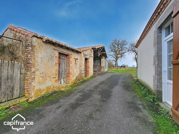 Authentique corps de ferme avec terres et nombreuses dépendances + de 40 hectares –ARGENTONNAY