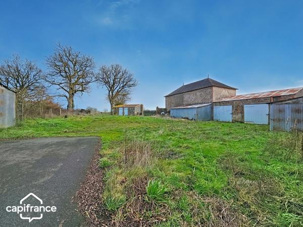 Authentique corps de ferme avec terres et nombreuses dépendances + de 40 hectares –ARGENTONNAY