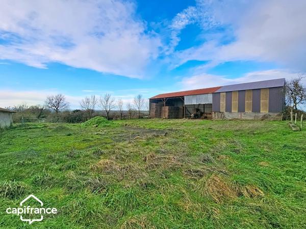 Authentique corps de ferme avec terres et nombreuses dépendances + de 40 hectares –ARGENTONNAY