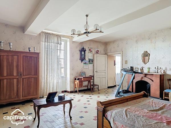 Authentique corps de ferme avec terres et nombreuses dépendances + de 40 hectares –ARGENTONNAY