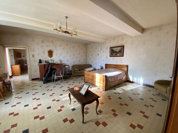 Authentique corps de ferme avec terres et nombreuses dépendances + de 40 hectares –ARGENTONNAY