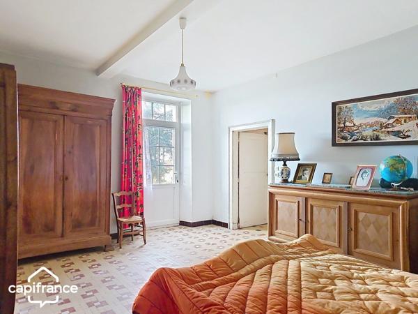 Authentique corps de ferme avec terres et nombreuses dépendances + de 40 hectares –ARGENTONNAY