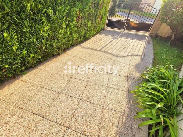 Maison
         5 pièces
        - 90 m²