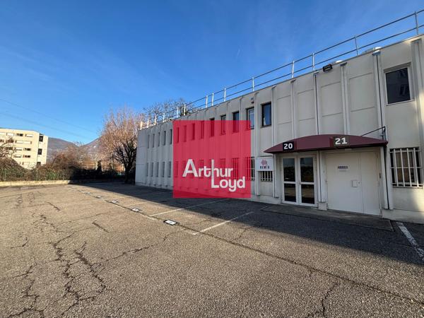 Bureau à louer à Saint-Martin-d'Hères avec 6 places de parking privatif
