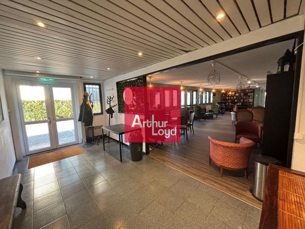 Bureau à louer à Saint-Martin-d'Hères avec 6 places de parking privatif