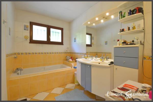 Maison de plain pied avec Piscine et beau point de vue sur la commune de Port Sainte Foy et Ponchapt