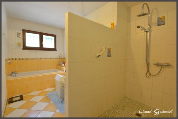 Maison de plain pied avec Piscine et beau point de vue sur la commune de Port Sainte Foy et Ponchapt