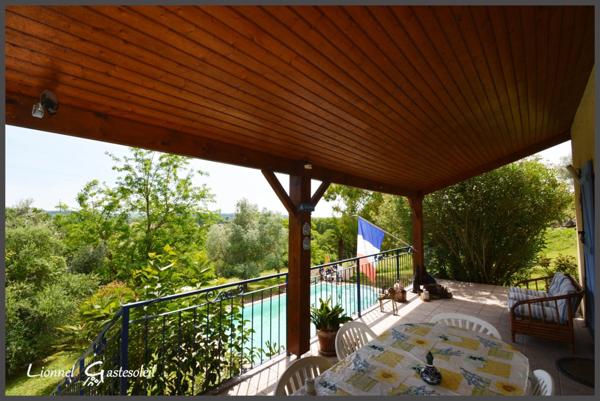 Maison de plain pied avec Piscine et beau point de vue sur la commune de Port Sainte Foy et Ponchapt