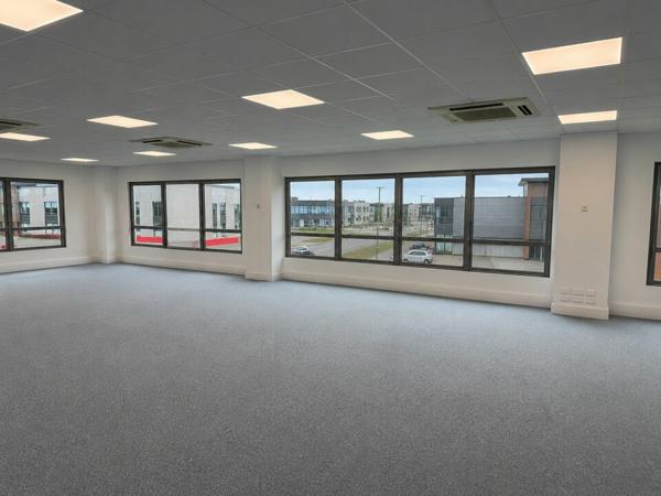 TOURS DEUX LIONS BUREAUX A LOUER 1365 M² 24 parkings
