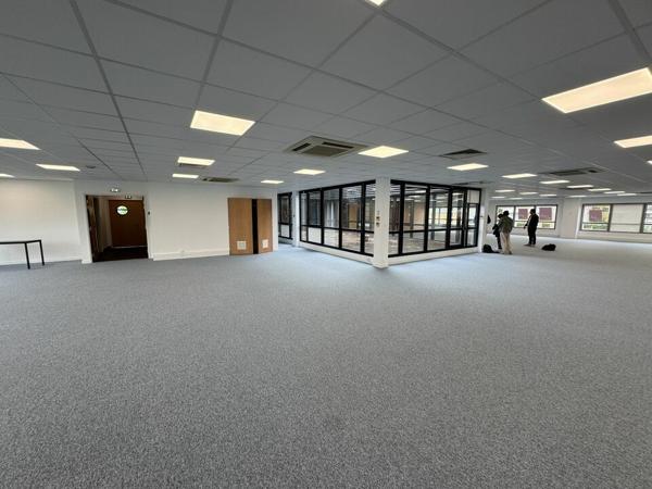 TOURS DEUX LIONS BUREAUX A LOUER 1365 M² 24 parkings