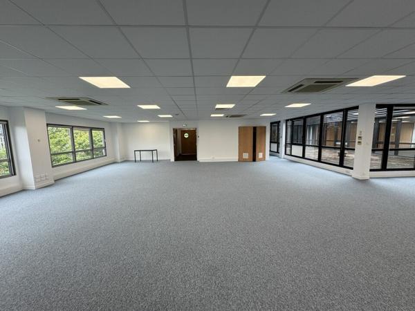 TOURS DEUX LIONS BUREAUX A LOUER 1365 M² 24 parkings