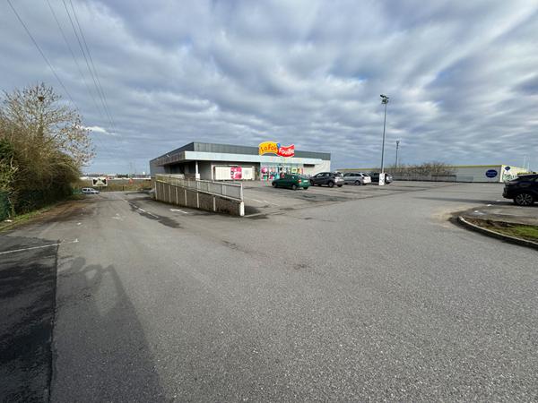 A VENDRE - LOCAL ZONE COMMERCIALE AUCHAN LOUVROIL